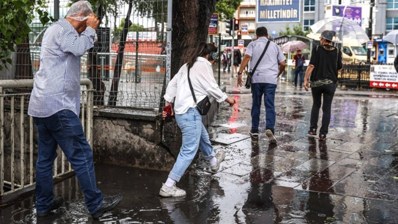 İstanbullular dikkat… AKOM saat vererek uyardı: Sağanak yağış kuvvetli geliyor